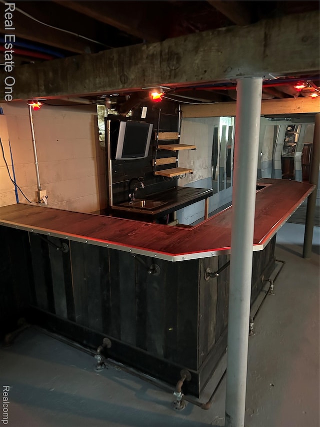 8492 Meadow Ave, Warren, MI 48089 - bar area featuring a sink, concrete flooring, and concrete block wall