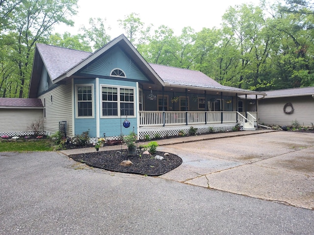 308 N Brooks Rd, Muskegon, MI 49442 - view of front of house featuring a porch and a shingled roof