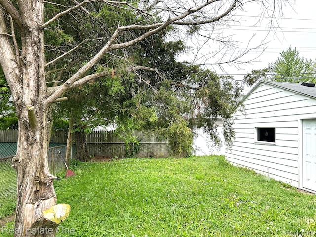 14620 Trenton Rd, Southgate, MI 48195 - view of yard with an outdoor structure