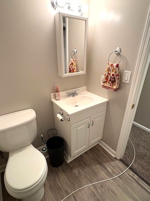 1376 Leisure Dr, Flint, MI 48507 - bathroom featuring vanity, toilet, and baseboards