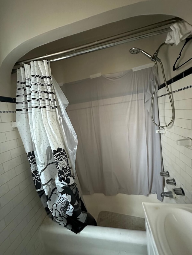 13639 Mecca St, Detroit, MI 48227 - bathroom featuring shower / bath combo with shower curtain