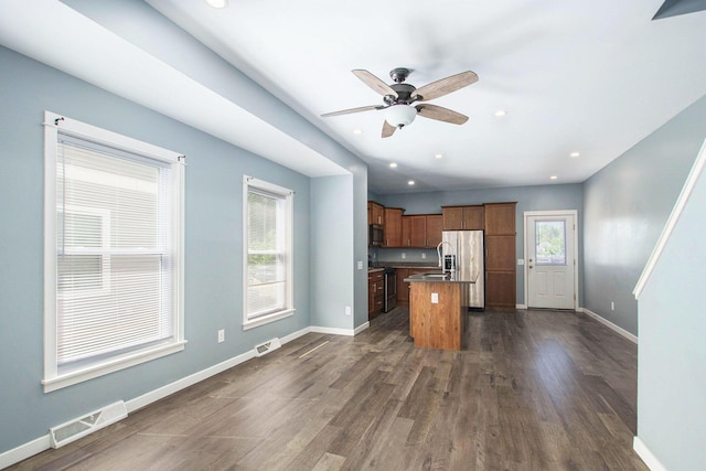 737 Bates St SE, Grand Rapids, MI 49503 - kitchen featuring stainless steel appliances, a center island with sink, a ceiling fan, dark wood finished floors, and recessed lighting