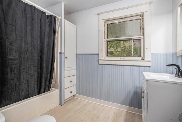176 N Union St, Battle Creek, MI 49017 - full bathroom featuring wainscoting, wood finished floors, shower / bath combo, vanity, and baseboards