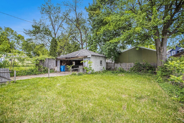 176 N Union St, Battle Creek, MI 49017 - view of yard featuring an outbuilding