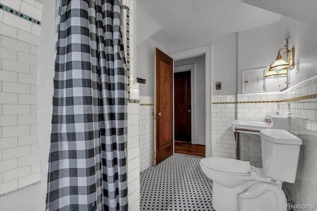 14004 Abington Ave, Detroit, MI 48227 - full bath featuring tile walls, toilet, wainscoting, curtained shower, and tile patterned floors