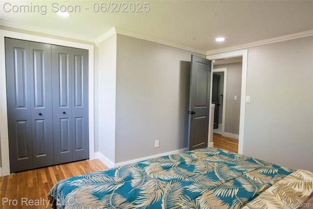 2750 Lansdowne Rd, Waterford, MI 48329 - bedroom featuring light wood finished floors, a closet, crown molding, baseboards, and recessed lighting