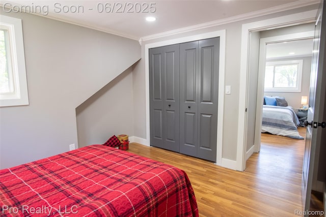 2750 Lansdowne Rd, Waterford, MI 48329 - bedroom with light wood finished floors, crown molding, a closet, baseboards, and recessed lighting