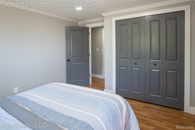 2750 Lansdowne Rd, Waterford, MI 48329 - bedroom with wood finished floors, ornamental molding, a closet, and baseboards