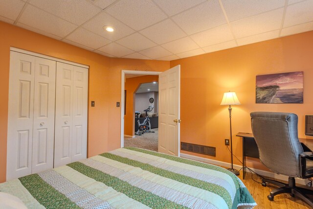 6573 Sweet Clover Hills Dr, Jonesville, MI 49250 - bedroom featuring a closet, a paneled ceiling, recessed lighting, wood finished floors, and baseboards