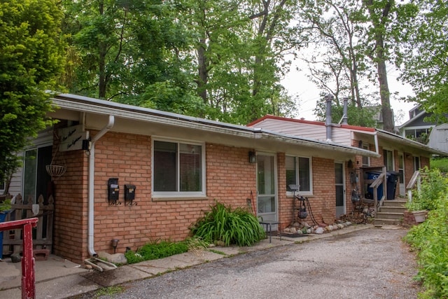 116/118 Glendale Dr, Ann Arbor, MI 48103 - split level home with brick siding
