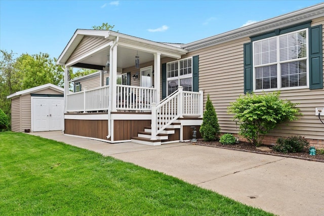 11855 Cedarbrook Dr, South Lyon, MI 48178 - view of front facade with a front yard and covered porch