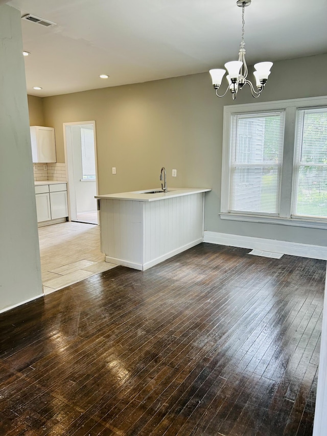 2927 Seyburn St, Detroit, MI 48214 - kitchen featuring a sink, light wood-style floors, decorative light fixtures, a chandelier, and a peninsula