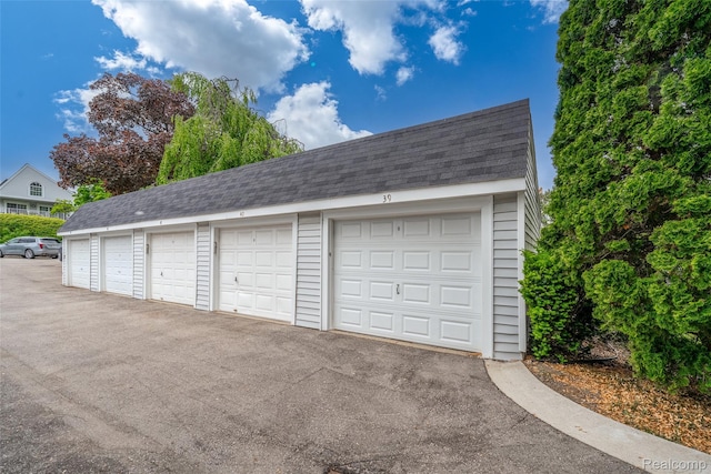 3553 Port Cove Dr Unit 39, Waterford, MI 48328 - view of garage