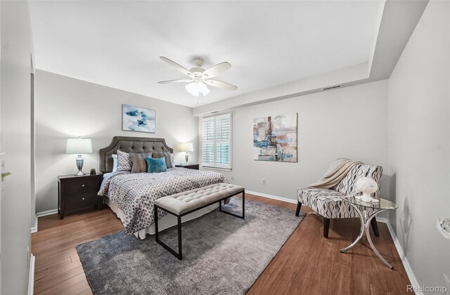 3553 Port Cove Dr Unit 39, Waterford, MI 48328 - bedroom with wood finished floors, baseboards, and ceiling fan