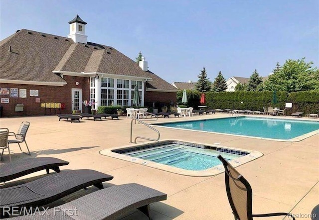 46117 Rhodes Dr Unit 298, Macomb, MI 48044 - community pool with a patio area and a community hot tub