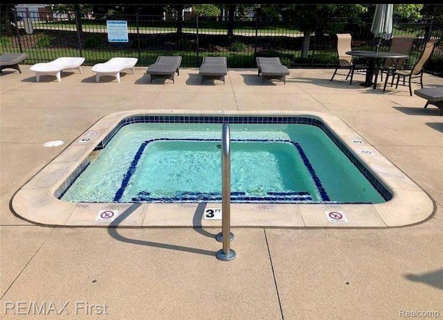 46117 Rhodes Dr Unit 298, Macomb, MI 48044 - view of swimming pool featuring a patio, a hot tub, and a swimming pool