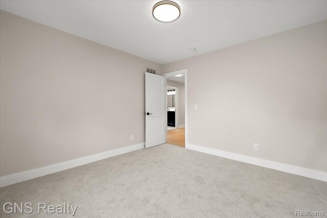 206 E Windemere Ave, Royal Oak, MI 48073 - unfurnished room featuring light carpet and baseboards