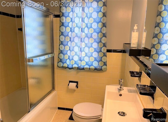 28132 Brentwood St, Southfield, MI 48076 - full bath featuring tile walls, toilet, bath / shower combo with glass door, vanity, and wainscoting