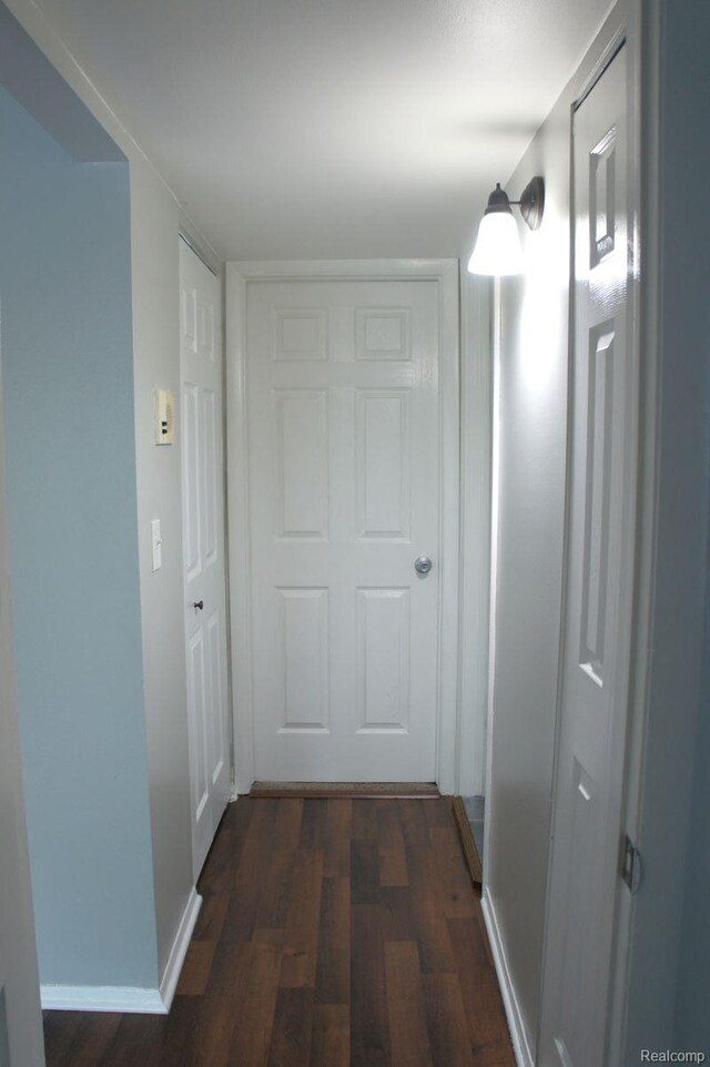 966 Bloomfield Village Blvd, Auburn Hills, MI 48326 - corridor with dark wood-style flooring and baseboards