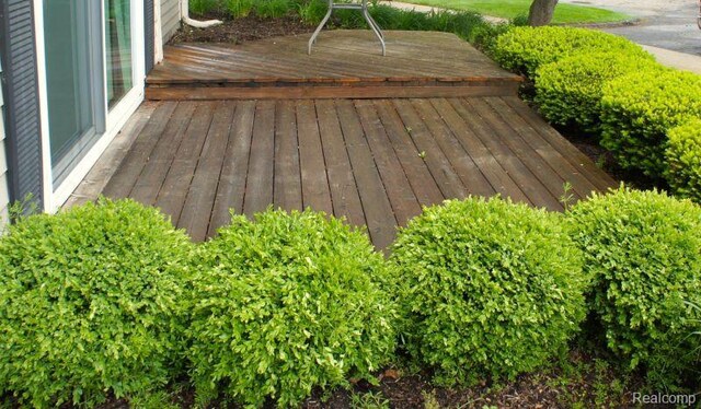 966 Bloomfield Village Blvd, Auburn Hills, MI 48326 - view of wooden deck