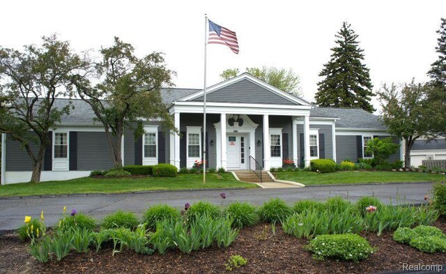 966 Bloomfield Village Blvd, Auburn Hills, MI 48326 - view of front of property featuring a front lawn