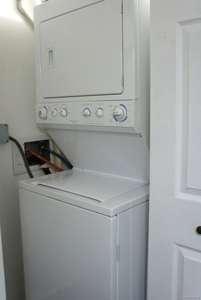 966 Bloomfield Village Blvd, Auburn Hills, MI 48326 - laundry area featuring stacked washer / dryer