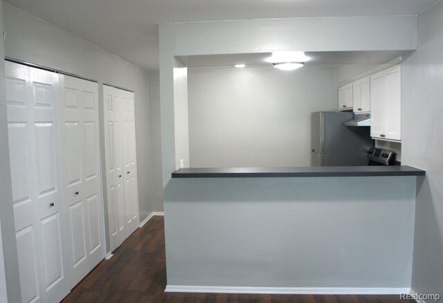 966 Bloomfield Village Blvd, Auburn Hills, MI 48326 - kitchen featuring freestanding refrigerator, white cabinets, dark wood-type flooring, under cabinet range hood, and a peninsula