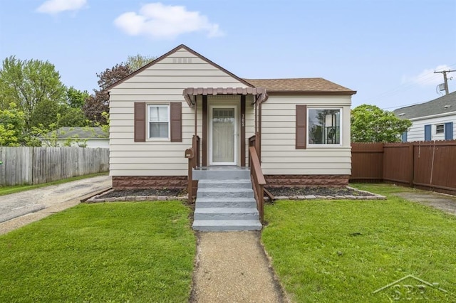 705 W Jenny St, Bay City, MI 48706 - bungalow featuring roof with shingles