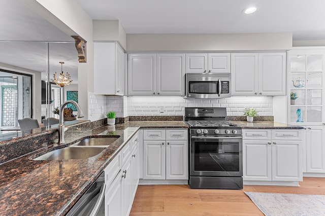 2485 Wildbrook Run Unit 154, Bloomfield Hills, MI 48304 - kitchen with appliances with stainless steel finishes, a sink, a chandelier, white cabinets, and recessed lighting