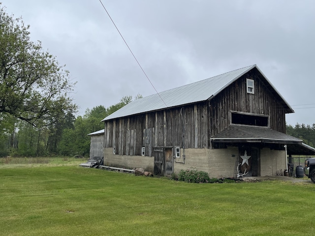550 E N St, Edmore, MI 48829 - view of property exterior featuring a barn, a yard, and an outdoor structure