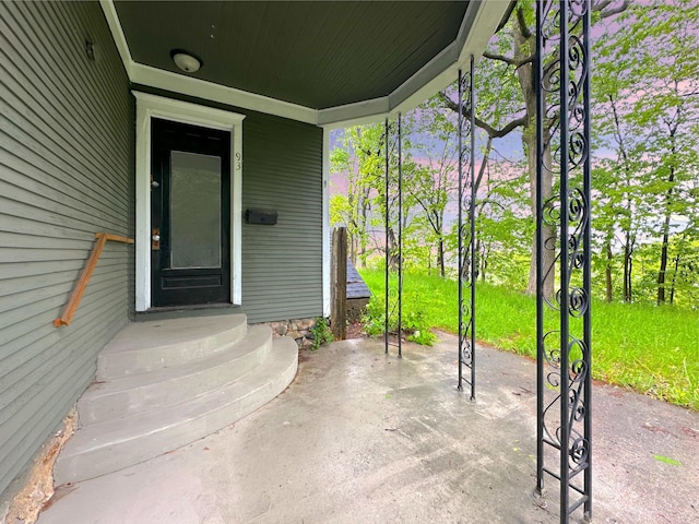 93 Goguac St E, Battle Creek, MI 49015 - property entrance with a patio