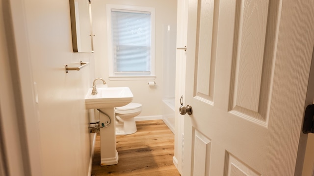 1514 Dean Dr, Albion, MI 49224 - full bath featuring toilet, wood finished floors, and baseboards