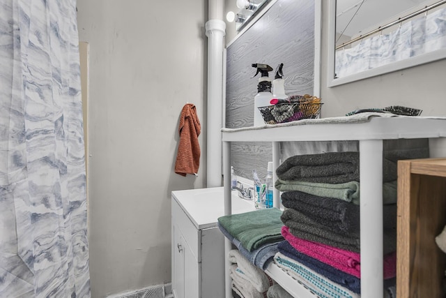 837 Backus St, Jackson, MI 49202 - bathroom with vanity