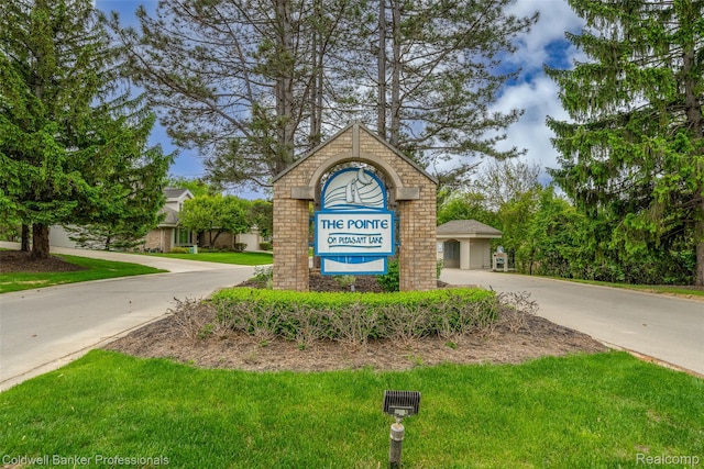 6560 Pleasant Lake Ct Unit 11, West Bloomfield, MI 48322 - community / neighborhood sign featuring a lawn and driveway