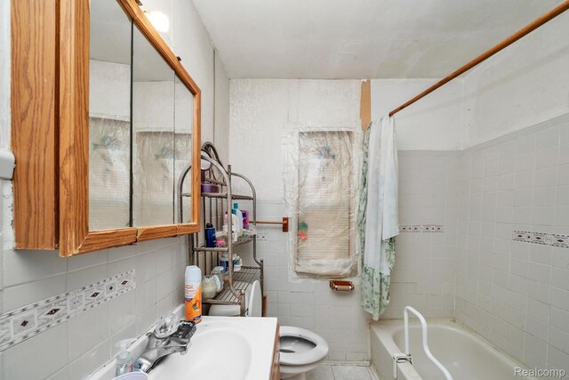 15075 Appoline St, Detroit, MI 48227 - full bath featuring tile walls, toilet, and shower / tub combo with curtain