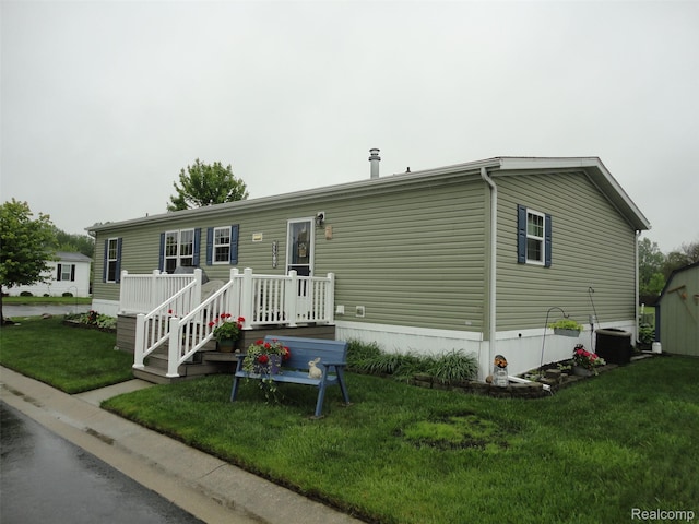 501 Kinloch, Temperance, MI 48182 - rear view of property with a yard