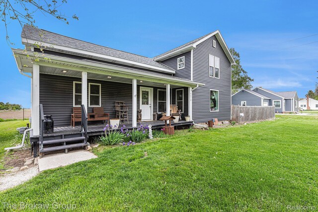 4470 Beach St, Akron, MI 48701 - view of front facade featuring a porch