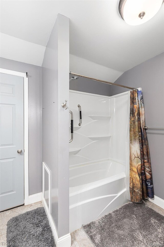 4470 Beach St, Akron, MI 48701 - full bathroom featuring shower / tub combo and baseboards