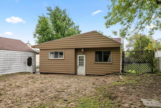3301 S Kearsley Blvd, Flint, MI 48506 - view of rear view of property
