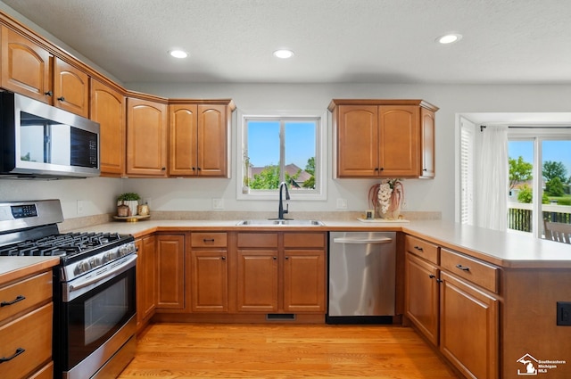 4853 Southpointe Pkwy, Monroe, MI 48161 - kitchen featuring stainless steel appliances, a sink, a peninsula, healthy amount of natural light, and recessed lighting