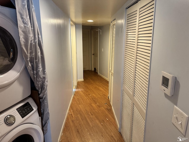 4211 Shelton Dr, Lambertville, MI 48144 - hallway featuring estacked washer and dryer, light wood-style floors, baseboards, and a heating unit