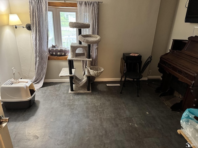 4211 Shelton Dr, Lambertville, MI 48144 - living area featuring baseboards
