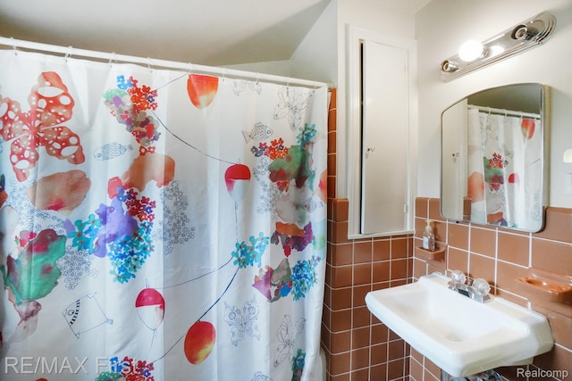 2681 Buckingham Ave, Birmingham, MI 48009 - full bath with a sink, tile walls, a shower with curtain, and decorative backsplash