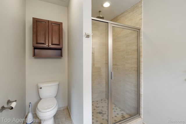 109 Willow Lake Dr, Oxford, MI 48371 - full bathroom featuring toilet, a shower stall, and baseboards