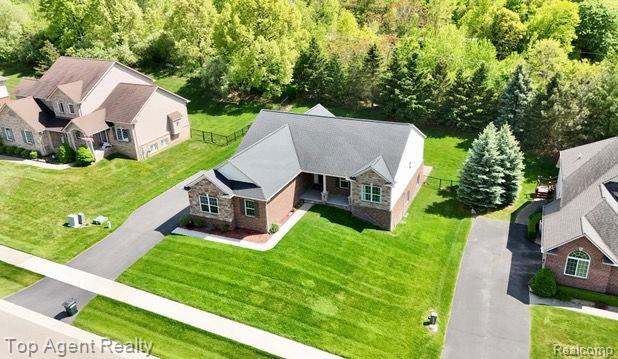 109 Willow Lake Dr, Oxford, MI 48371 - aerial view of property and surrounding area featuring a forest