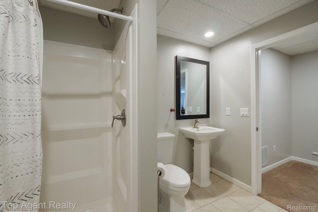 109 Willow Lake Dr, Oxford, MI 48371 - bathroom featuring curtained shower, toilet, a sink, baseboards, and recessed lighting