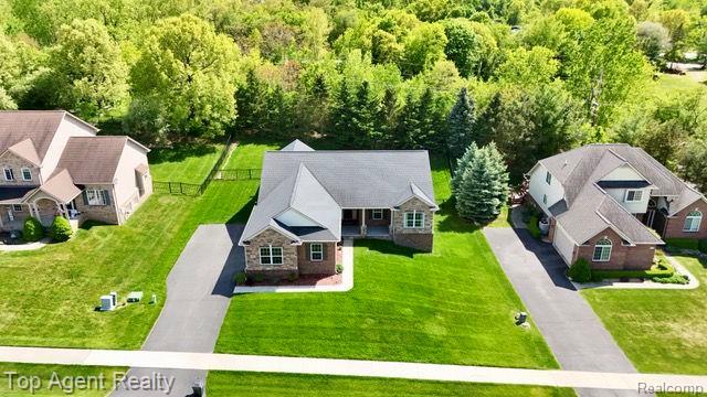 109 Willow Lake Dr, Oxford, MI 48371 - aerial view of property and surrounding area featuring a forest