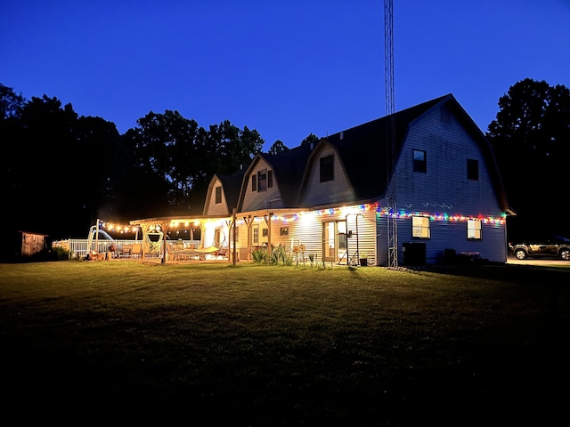 7033 N M-140, Watervliet, MI 49098 - dutch colonial with a gambrel roof