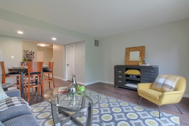 2611 Kingstowne Dr, Michigan, MI 48390 - living room featuring wood finished floors, baseboards, and recessed lighting