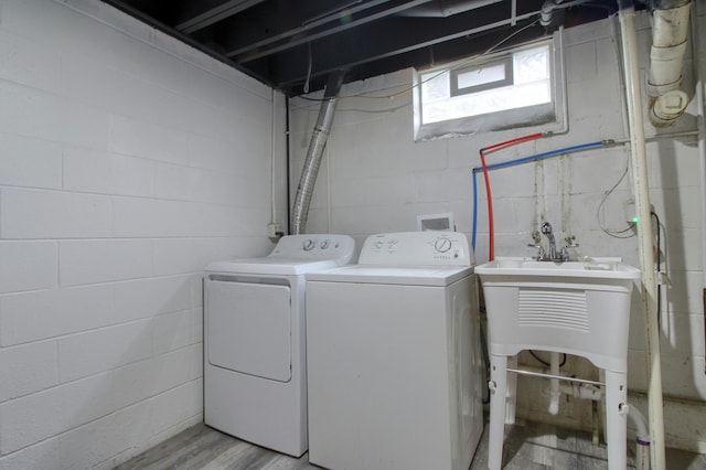 2611 Kingstowne Dr, Michigan, MI 48390 - laundry area with washing machine and dryer